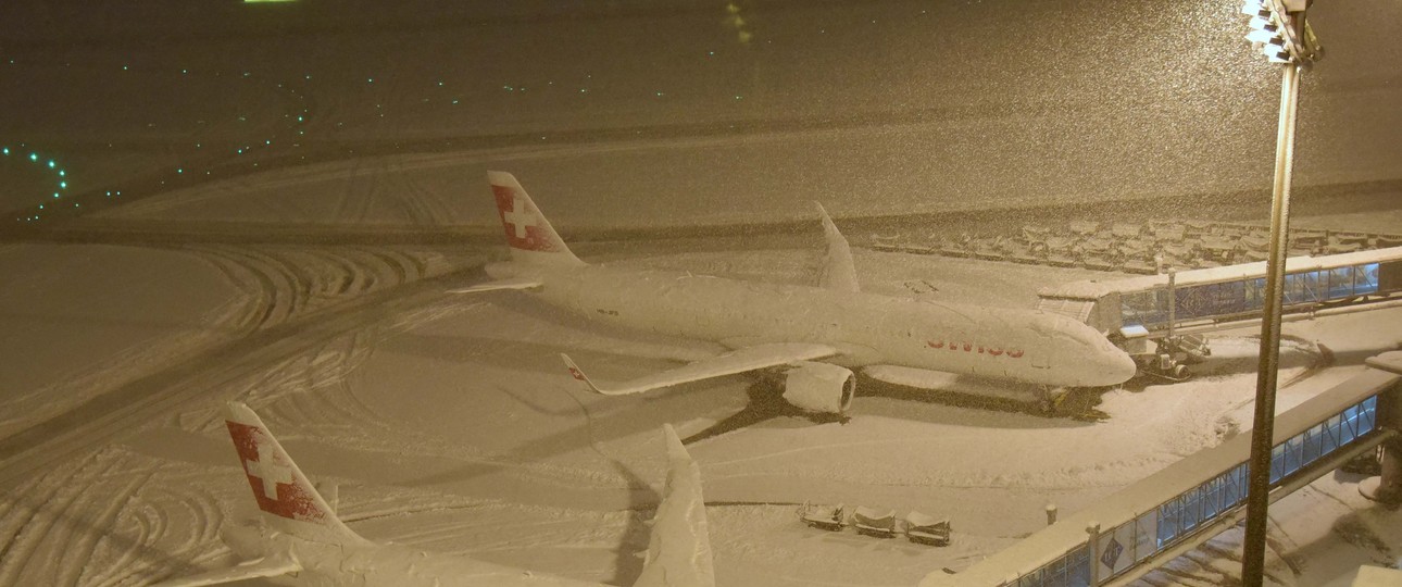 Alles voll: Der Flughafen hat sehr viel Schnee abbekommen.