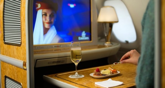 Emirates serviert Dom Pérignon in der ersten Klasse. Die Business-Class-Passagiere dürfen sich über Moët & Chandon freuen.