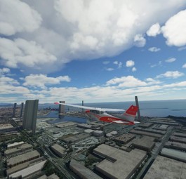 Der Hafen von Barcelona: Etliche Hochhäuser sind hier im Microsoft Flight Simulator 2020 zu sehen.