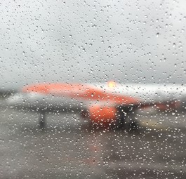 Flugzeug von Easyjet am BER: Geradeaus statt Kurve.