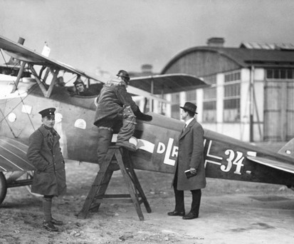 Eine LVG C VI der Deutschen Luft-Reederei am Flughafen Berlin Johannisthal: Von hier aus starteten im Februar 1919 die ersten Flüge Richtung Weimar.