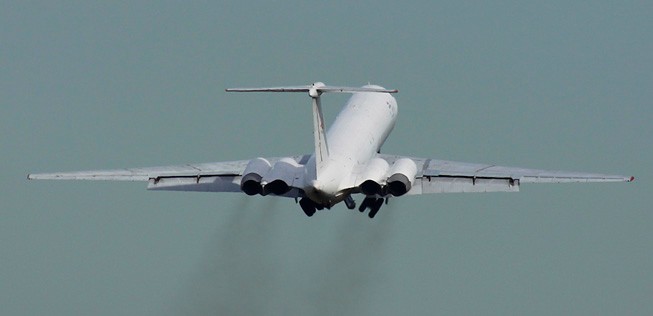 Es handelt sich um eine in einen Frachtflieger umgebaute ehemalige Passagiermaschine.