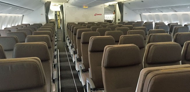 Die Zehner-Reihen in der Economy sind bei vielen Reisenden unbeliebt, bei Airlines inzwischen aber üblich. Gemütliche Pärchen-Plätze am Fenster gibt es nicht mehr. Für Familien kann das allerdings gut sein. Ein Elternteil kann zwei Kinder neben sich haben.