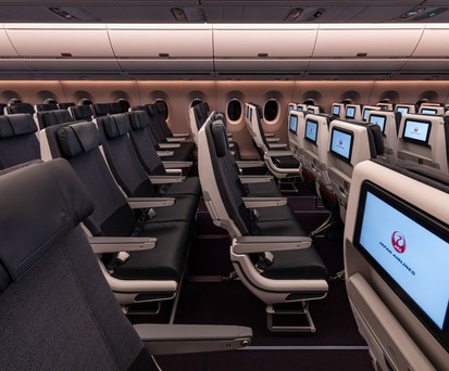 Die Kabine der neuen A350-900 von Japan Airlines JAL: Hier zu sehen ist die Economy Class, ...