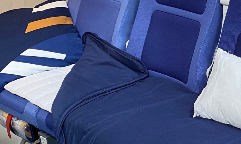 Lufthansas «Sleeper’s Row»: Kissen, Decke und Auflage aus der Business Class.