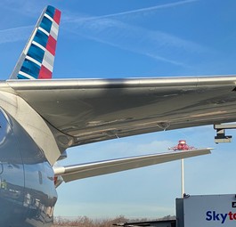Betankung eines Dreamliners von American Airlines: Künftig seltener in los Angeles zu sehen.