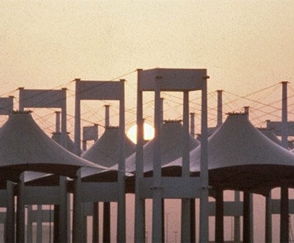 <span style="font-weight: 400;">Das Hadsch-Terminal in Jeddah ist an sich zweckmäßig. Doch dahinter erhebt sich ein atemberaubender Komplex. Es ist eine Art Zeltstadt, die den Behausungen der Beduinen in der Wüste nachempfunden ist. In der bereiten sich Mekka-Pilger auf ihre Wallfahrt vor.</span>