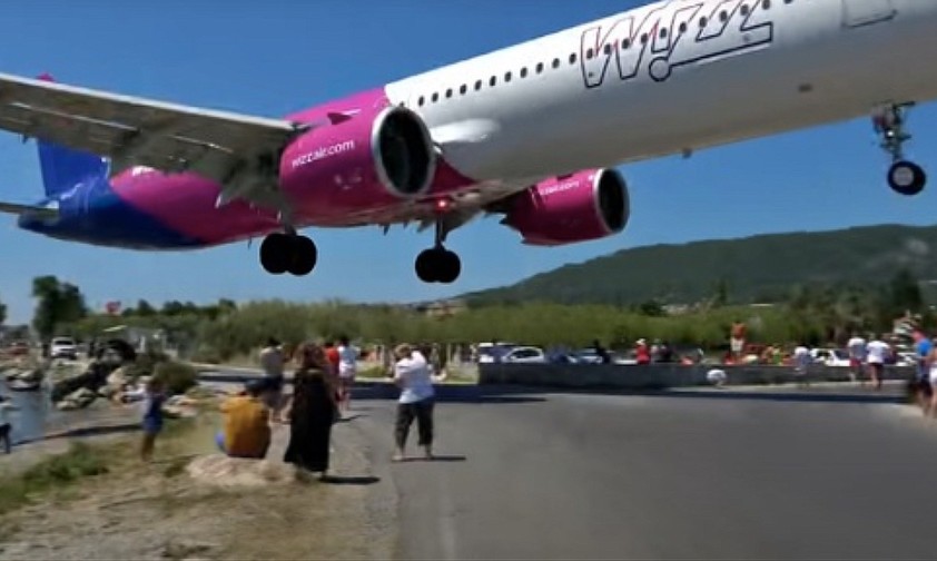 A321 fliegt knapp über die Köpfe der Schaulustigen hinweg