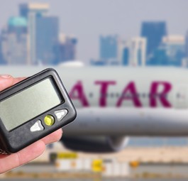 Pager vor einem Qatar-Airways-Jet: Auf Libanon-Flügen nun verboten.