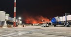 Ita-Airways-Jet am Airport Palermo, im Hintergrund Flammen: Betrieb wurde ausgesetzt.