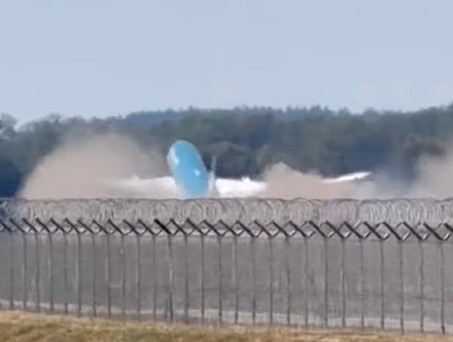Die Boeing 787 hebt in München ab: Viel Staub aufgewirbelt.