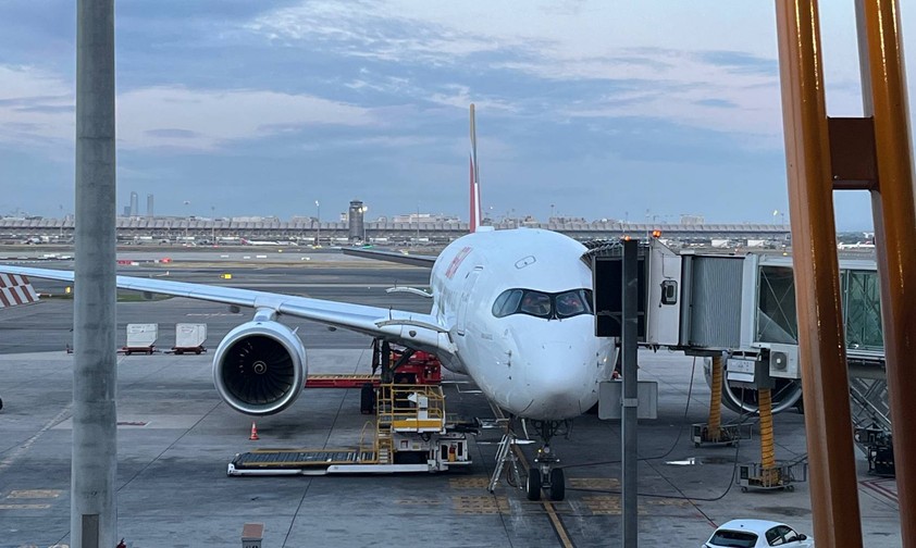 Der Airbus A350-900 mit der Kennung EC-NXD am Gate kurz vor dem Boarding.