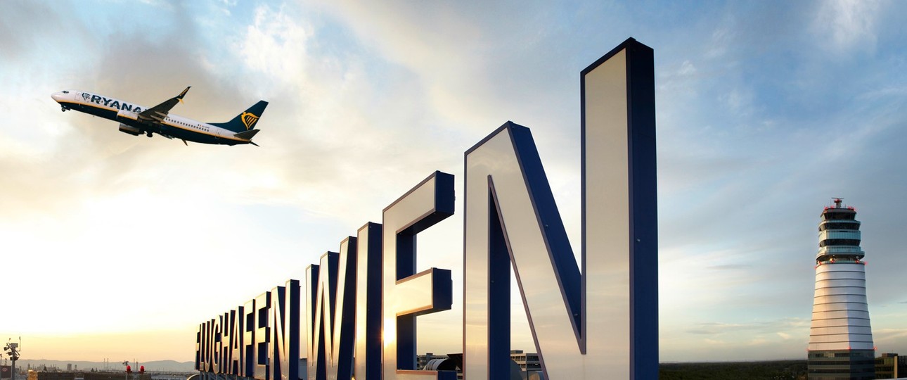 Ryanair-Jet am Flughafen Wien (Montage): Im Sommer nochmals zwei weniger. 