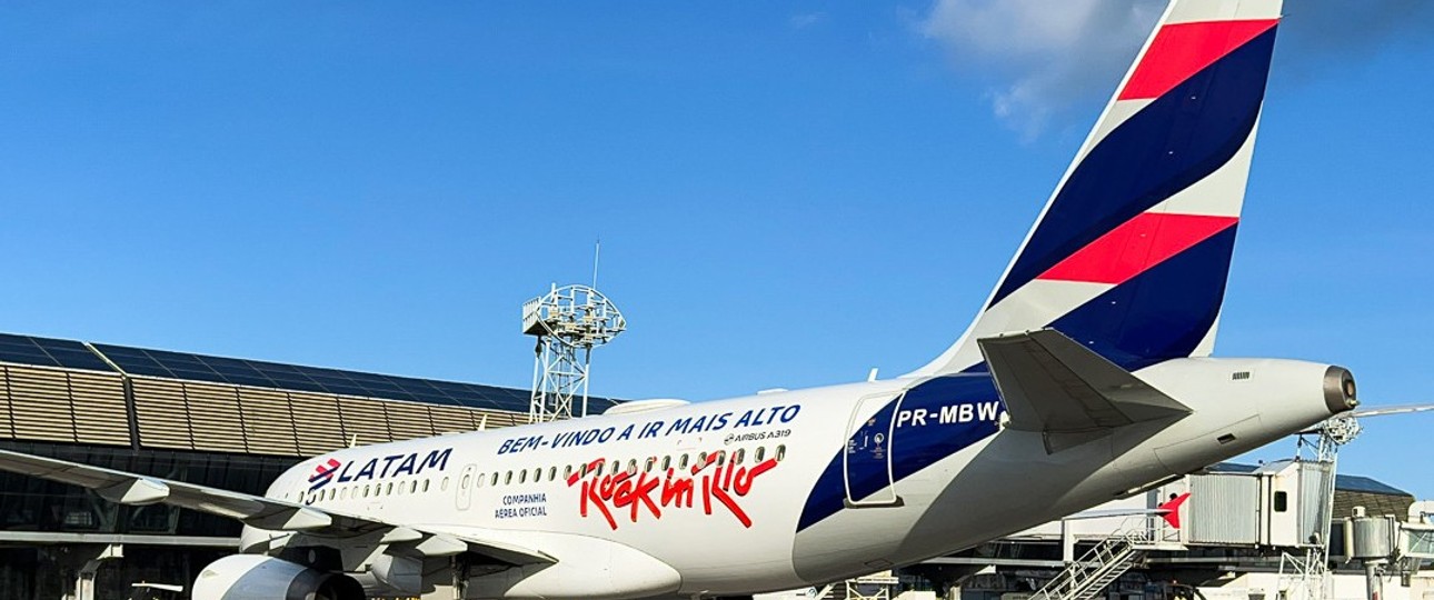 Der Airbus A319 von Latam mit der Bekelbung zu Rock in Rio 2026: Die Airline ist Sponsor und zeigt das.