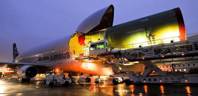 Beladung eines Airbus Beluga: Viel Platz.