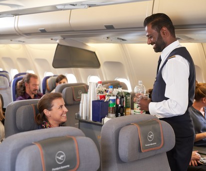 Flugbegleiter von Lufthansa bei der Arbeit: Die neue Sprachregelung soll Inklusivität fördern.