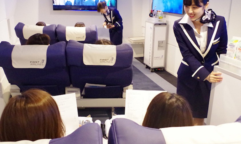 Reise mit First Airlines: Kein Flugzeug, aber Flugbegleiterinnen.