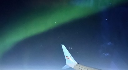 Nordlichter begleiteten Flug TOM950P. 