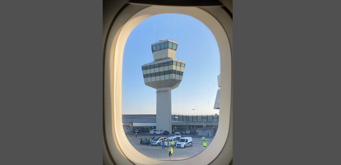 Vom Sitzplatz ein letzter Blick auf den markanten Kontrollturm.