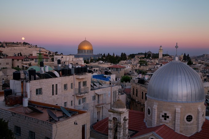 Abendlicher Blick auf die Altstadt von Jerusalem - mit dem goldbedachten Felsendom.