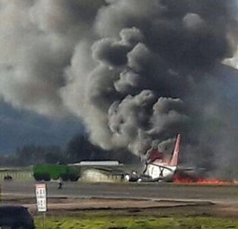 Boeing 737 fängt nach verpatzter Landung Feuer