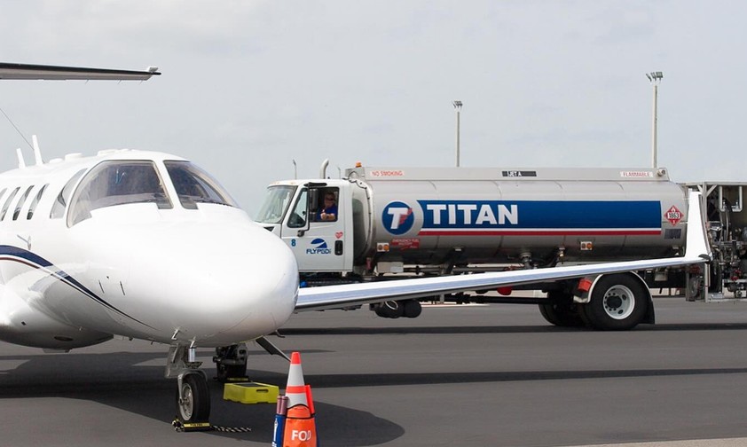 Tankfahrzeug von Titan Aviation Fuel: Das Unternehmen bietet Tankdienstleistungen weltweit.