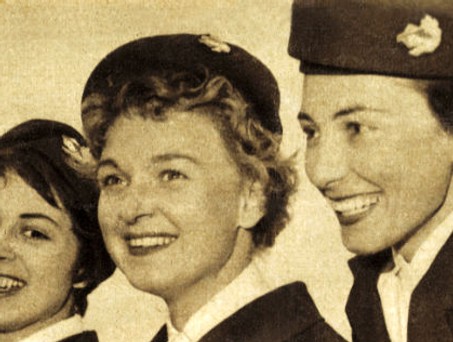 Stylisch in der Luft: Die undatierte Aufnahme zeigt Flugbegleiterinnen in der ersten Uniform von Austrian Airlines.