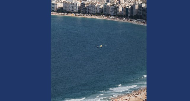 Die Embraer E195-E2 über der Copacabana: Azul feierte mit der Aktion das brasilianische Fußballteam der Männer.