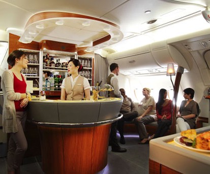 Das Auge isst mit, heißt es so schön. Bei Emirates wird das hochwertige Essen auf nicht weniger hochwertigem Porzellan serviert. Auf den Teller kommt alles von iranischem Kaviar bis mit Wildhonig glasierte Entenbrust.