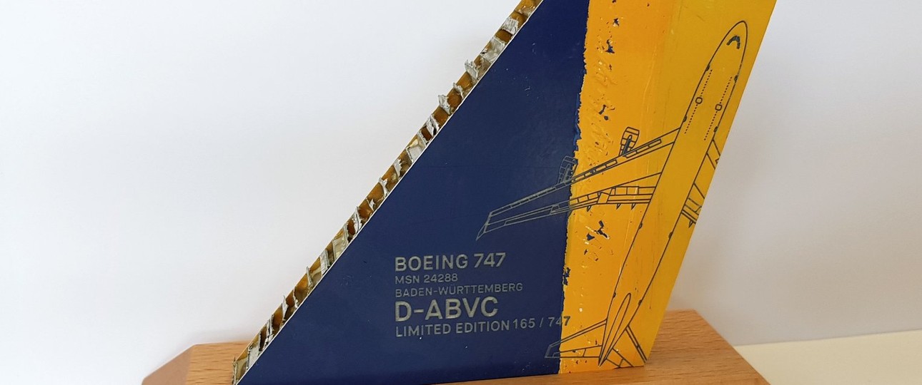 Original Boeing 747-400 D-ABVC Flugzeugteil - Heckflosse Limited Edition Blau/Gelb