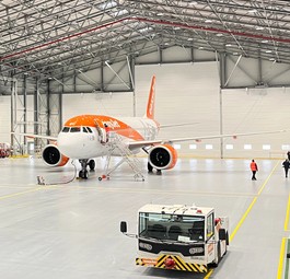 Airbus A320 Neo von Easyjet im Wartungshangar in Berlin: 100 Angestellte warten die Maschinen.