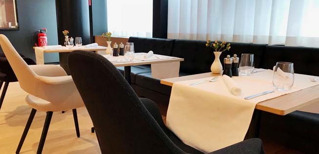 Gäste können in einem A-la-carte-Restaurant essen.