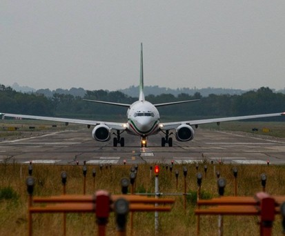 Eine Boeing 737-800 der Aeroitalia: Die junge Fluggesellschaft kämpft um PSO-Flüge.