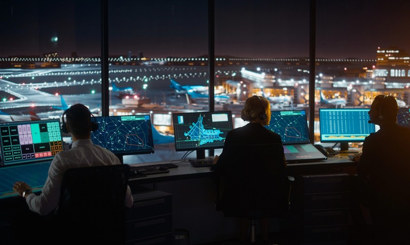 Fluglotsen in einem Tower: Ein anonymer Fluglotse wehrt sich gegen das Dauerbashing von Ryanair.