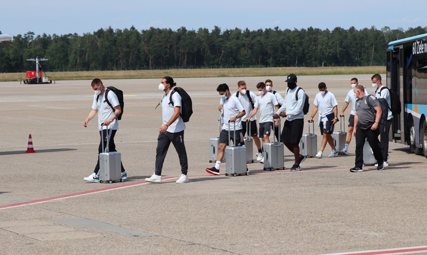 Auch Fußballer fahren mit dem Bus zum Flieger. Die DFB-Elf am Flughafen Nürnberg.