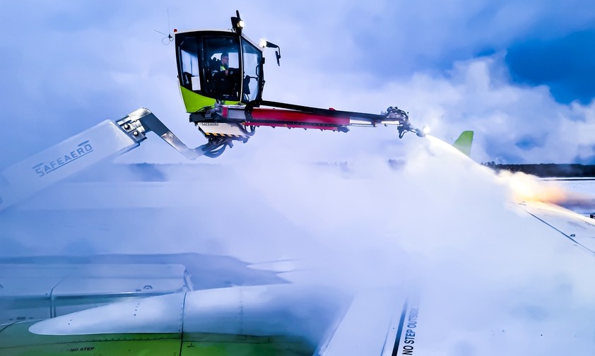 Air Baltic A220 Enteisung