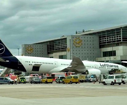 Die nach vorne gekippte Boeing 787 von Lufthansa: Das Heck ragt in den Himmel.