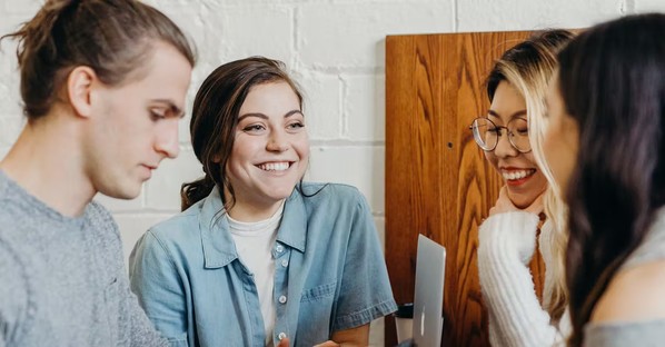 eine Gruppe lächelnder Menschen