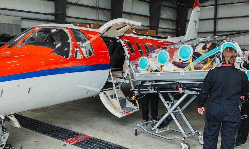 Ein Epishuttle wird in einen Ambulanzflieger verladen: Die Isolier-Liege schützt Besatzungen vor Ansteckungen.