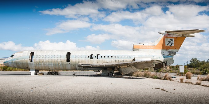 Neben dem Terminal steht eine Hawker Siddeley Trident, ...