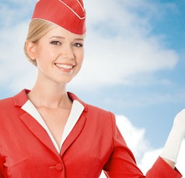 In Imagefilmen präsentieren sich Airlines gerne freundlich: In der Realität sieht es häufig anders aus - das sollte sich ändern, raten Verbraucherforscher.