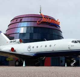 Eine abgestellte Yakovlev Yak-40 auf dem Vorfeld des Jurmala Airport.