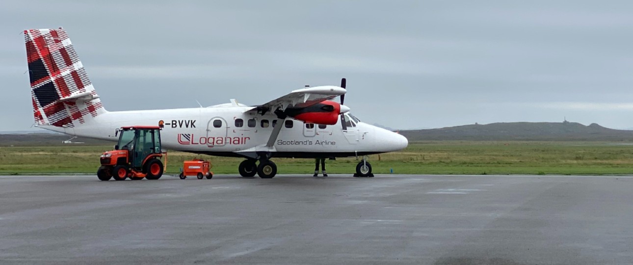 Twin Otter von Loganair auf der schottischen Insel Tiree, die zu den Inneren Hebriden gehört: Abgelegene Ziele sind wichtig für Loganair.