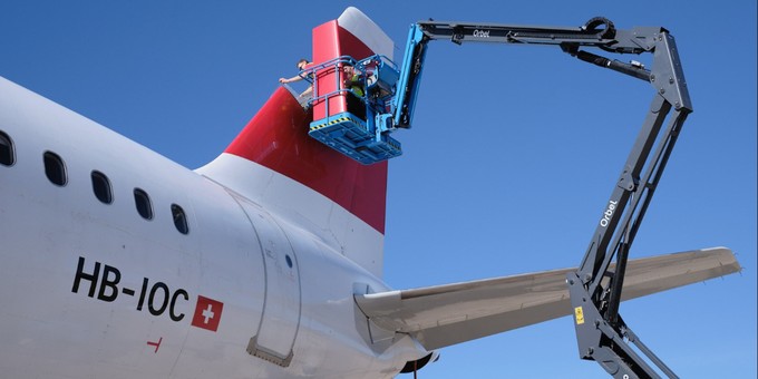 Das Leitwerk wird demontiert.