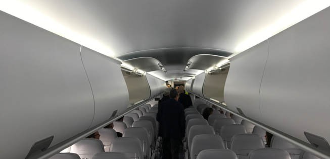 Die Kabine ist für einen Regionaljet mit 2,12 Metern sehr hoch und daher geräumig.