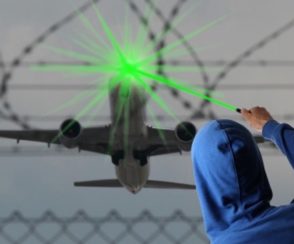 Laserattacke (Bildmontage): Kein Lausbubenstreich, sondern eine Straftat.