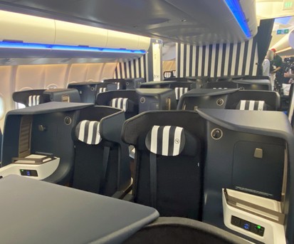 Die neue Business Class von Condor: Ein sehr dunkles Blau wirkt edel. <em>(Klicken Sie ins Bild und schauen Sie sich die Bildergalerie im Großformat an)</em>