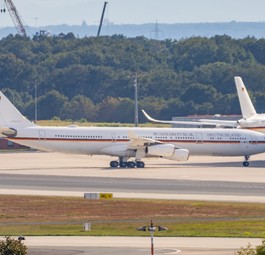 Der Airbus A340 mit der Registrierung 16+02 in Köln/Bonn: Bye bye.