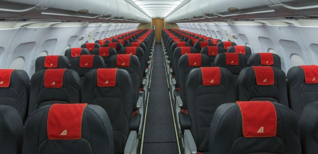 Alitalia entwirft die Kabine neu: Jeder Sitz in der Economy erhält neue rote Kopfdecken.