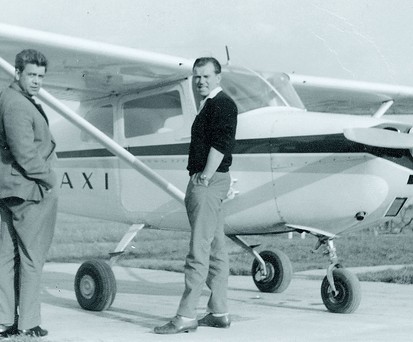 Jan Janssen und Martin Dekker gründen in Emden die Ostfriesische Lufttaxi.